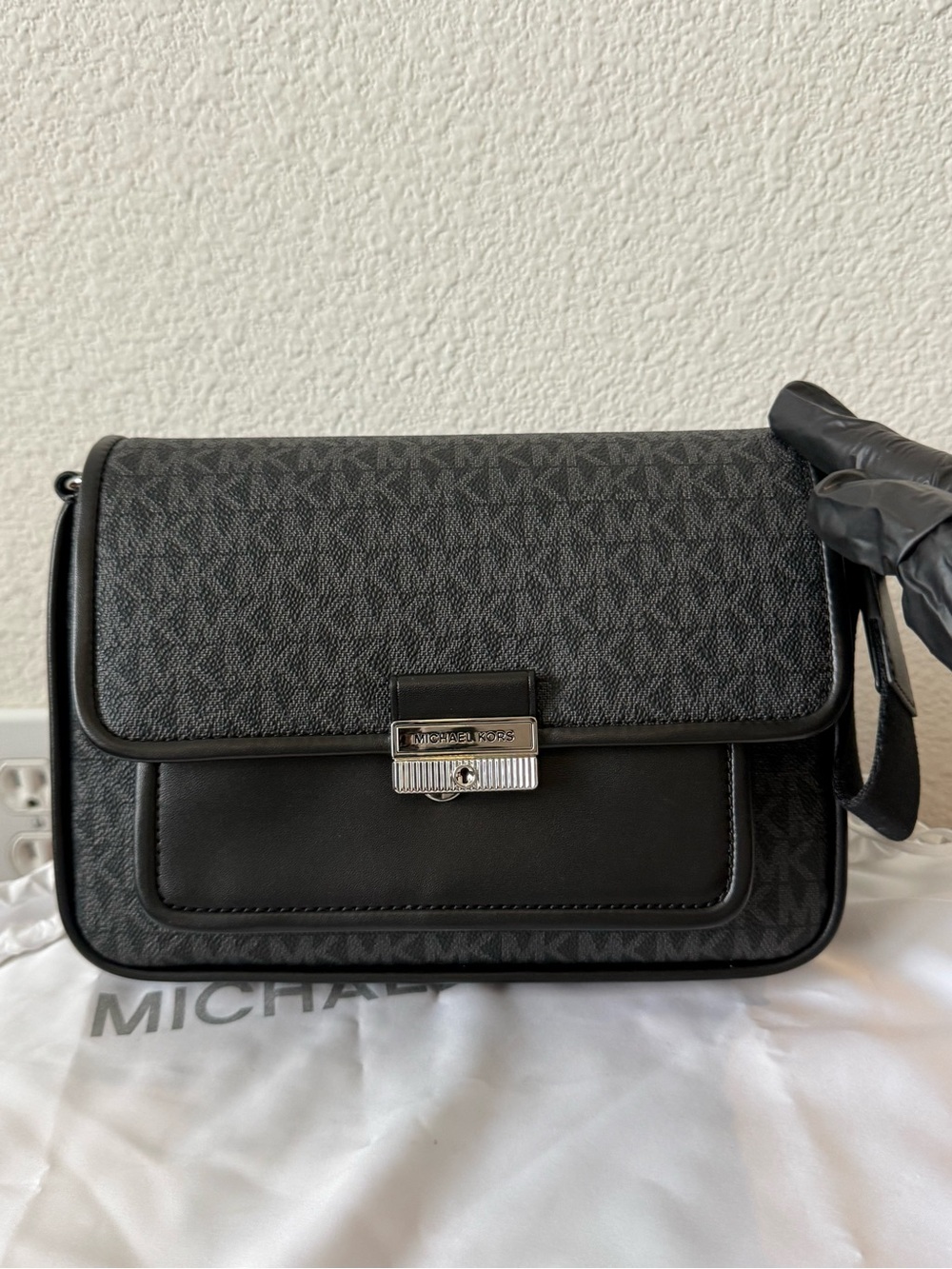 Michael Kors Bradshaw Medium Messenger MK Signature Black NWT - Picture 2 of 9